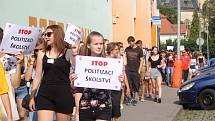 Studenti v Rakovníku protestují proti propouštění učitelů.