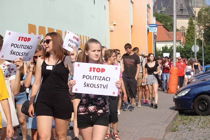 Studenti v Rakovníku protestují proti propouštění učitelů.