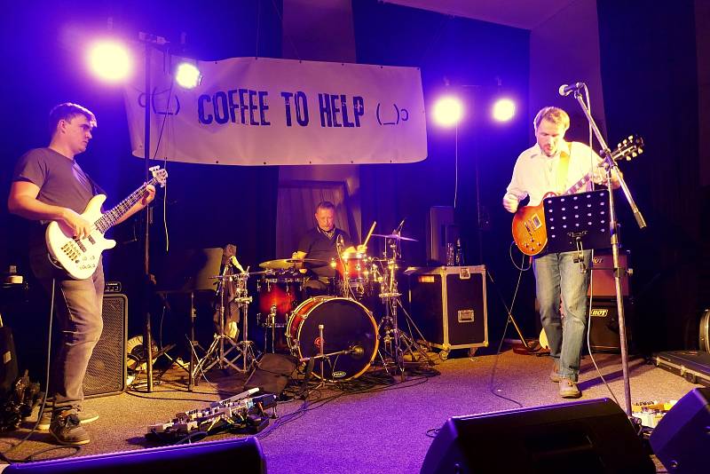 Koncert kapel Coffee to Help a Smečka v Domě dětí a mládeže v Rakovníku.