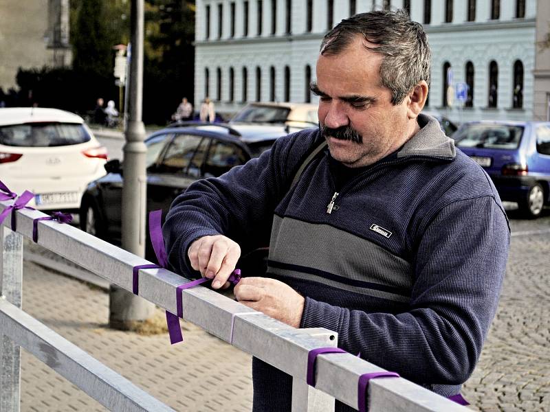 Rakovničané protestují proti nevkusné rampě u České spořitelny na Husově náměstí fialovými stuhami. 