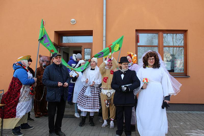 V sobotu odpoledne prošel Kolešovicemi masopustní průvod. Doprovázela ho kapela na povoze a místním nechyběla dobrá nálada.