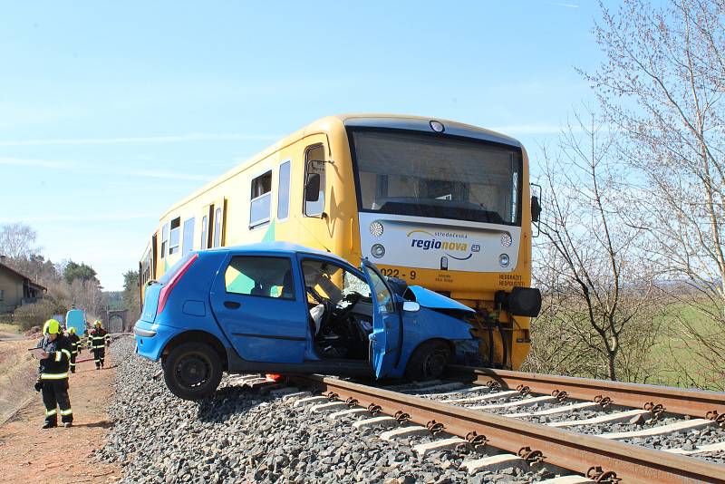 Na železničním přejezdu mezi obcemi Lužná a Lišany se střetl osobní automobil s vlakem.