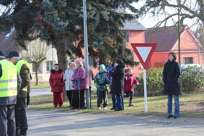 Lužnou prošly nejrůznější masky. Do rytmu jim cestou hrála hudební kapela v podání místních občanů.