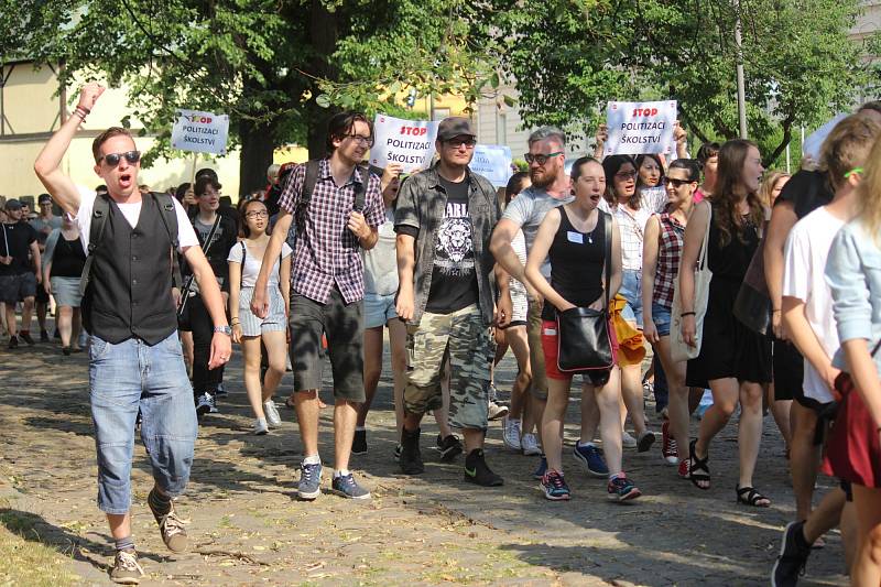 Studenti v Rakovníku protestují proti propouštění učitelů.