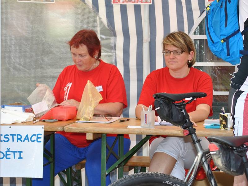 Orientační závod dvojic před startem na Husově náměstí - Rakovnické cyklování 2015