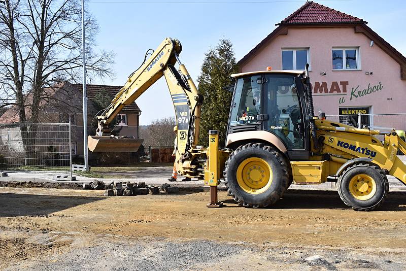 Z luženské tepny mizí "kočíčí hlavy", které k obci desítky let neodmyslitelně patřily. Opravena bude silnice i chodníky.