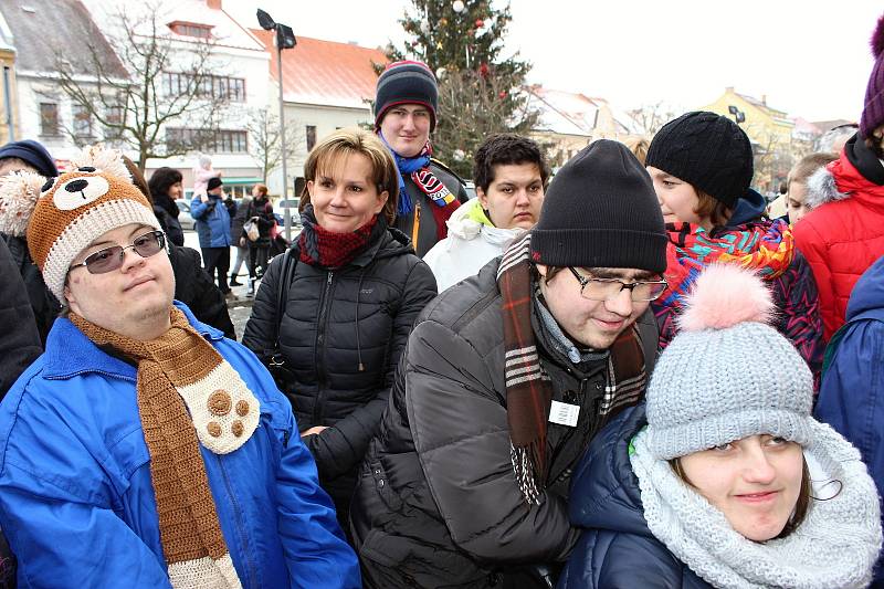 Nejkrásněji nazdobený stromeček letošního roku měla podle hlasování veřejnosti SŠ, MŠ a ZŠ Rakovník. Gratulujeme!