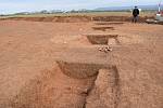 Na hlavní trase plánované dálnice D6 u Nesuchyně a Krupé probíhá archeologický průzkum, který provádí Česká společnost archeologická.