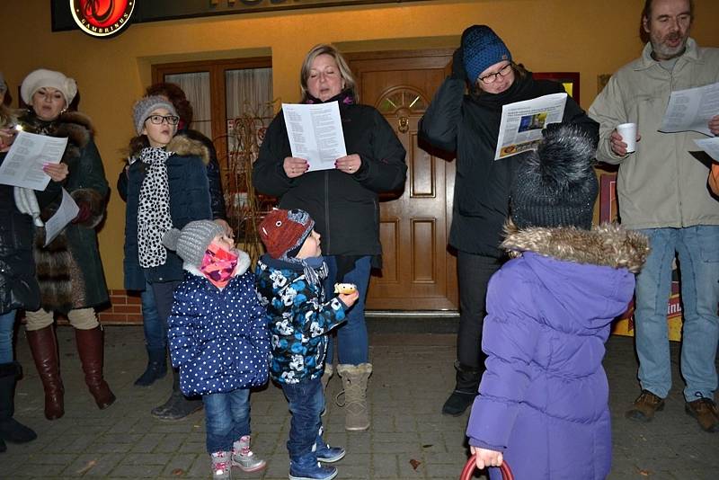 Celostátní akce Česko zpívá koledy, se přesně v 18 hodin zpívalo také na Rakovnicku. Třeba v Zavidově, Čisté, Lánech nebo Novém Strašecí, odkud přinášíme fotografie.