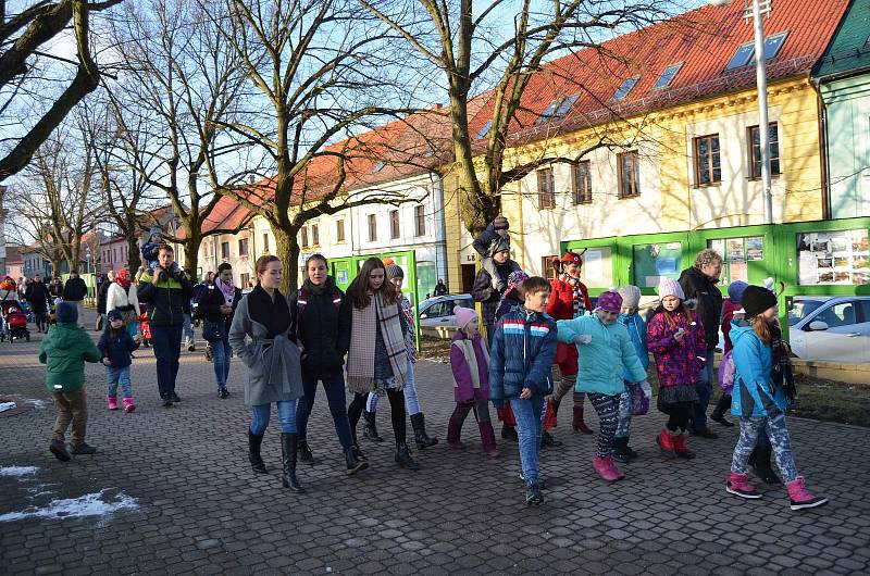 V Novém Strašecí se konal masopust už po dvacáté. Po skončení průvodu pokračoval program v Novostrašeckém kulturním centru, kde se uskutečnila i soutěž o nejlepší buchtu.