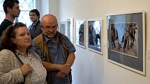 Slavnostní vernisáž Pavla Váchy Fotografie, útržky vzpomínek. Výstava bude k vidění ve Výstavních síních Rabasovy galerie až do 26. července.