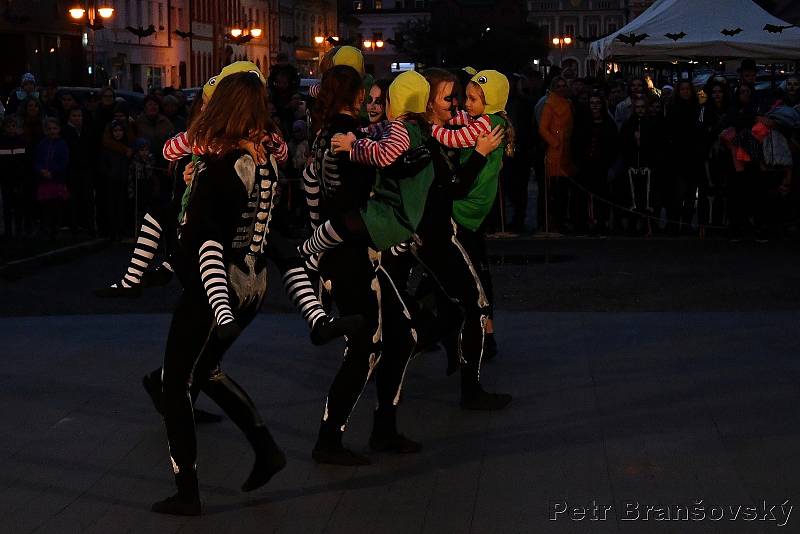 Rakovnická knihovna s Lentilkami DDM uspořádaly na náměstí Halloween.