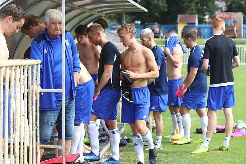 SK Rakovník (ve žlutém) v první přípravě přehrál doma SK Kladno 2:0.