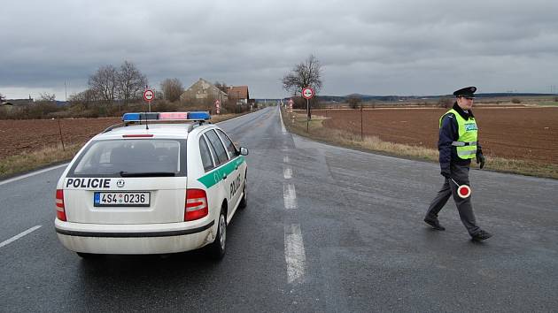 Křižovatka u hořesedelského vlakového nádraží. Policie odklání dopravu přes okolní obce.