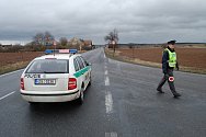 Křižovatka u hořesedelského vlakového nádraží. Policie odklání dopravu přes okolní obce.