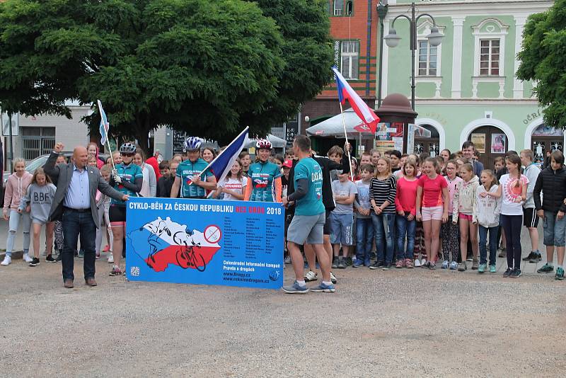 Cykloběh za Českou republiky bez drog se zastavil v Rakovníku.