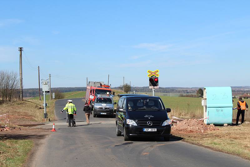 Na železničním přejezdu mezi obcemi Lužná a Lišany se střetl osobní automobil s vlakem.