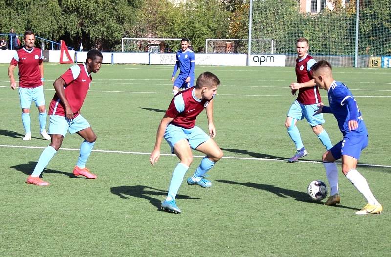 Vyšehrad (v modrém) si poradil doma s SK Rakovník 2:0.