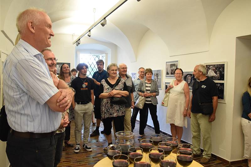 Komentovaná prohlídka výstavy fotografií Útržky vzpomínek Pavla Váchy v Rabasově galerii.