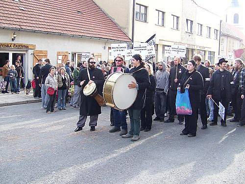 Demonstrace proti kácení lip na Komenského náměstí v Novém Strašecí