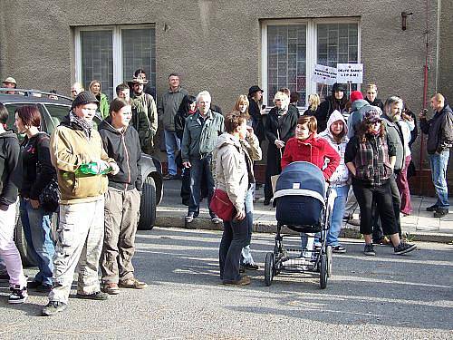 Demonstrace proti kácení lip na Komenského náměstí v Novém Strašecí