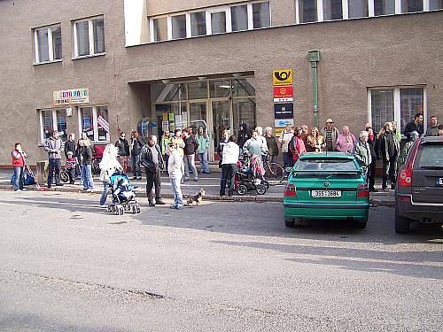 Demonstrace proti kácení lip na Komenského náměstí v Novém Strašecí