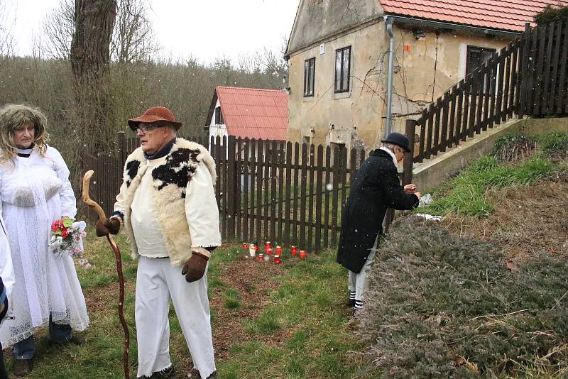 Průvod čítal okolo šedesáti masek, vycházelo se od hospody, kde se také po dvou hodinách končilo a začínalo se losovat o nejhezčí masky.