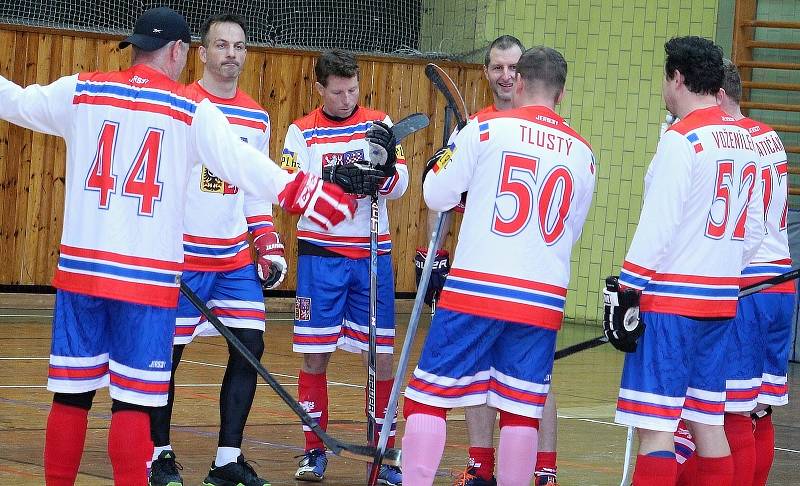 V rakovnické sportovní hale se uskutečnil druhý ročník charitativní akce Retro hokejbal pomáhá. Hokejbalisté a sponzoři vybrali dohromady přes 42 tisíc korun, které byly rozděleny čtyřem organizacím.