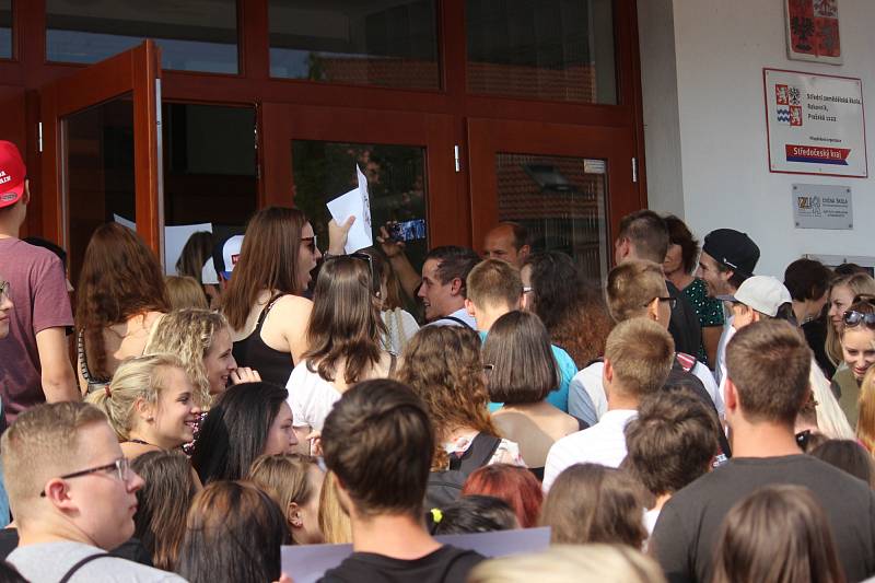 Studenti v Rakovníku protestují proti propouštění učitelů.