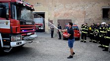 Kněževeští hasiči obdrželi hasičský vůz od Středočeského kraje.