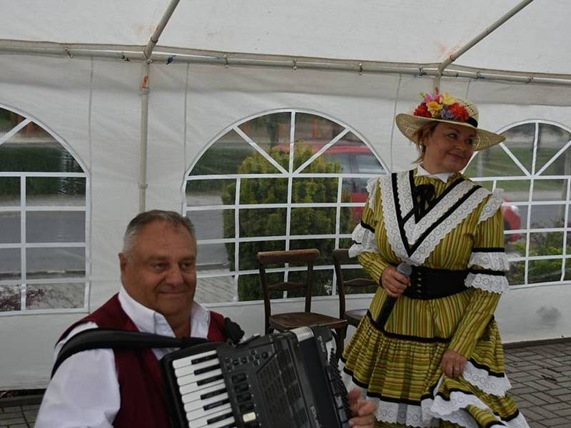 Při letošním Gulášfestu v Lánech soutěžilo sedm týmů. Guláše hodnotila pětičlenná porota. Zvítězil tým z lánského divadla a tím obhájil loňské prvenství.