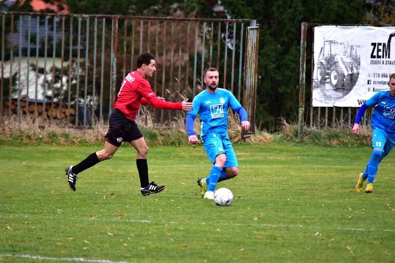 Šlágr okresního přeboru: Lužná (v červeném) - Senomaty 1:1.