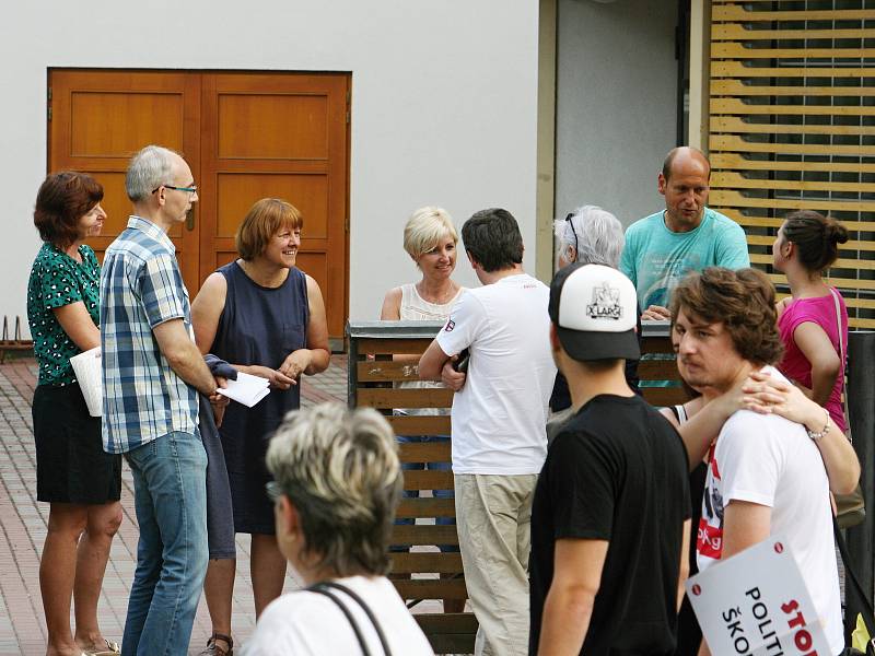 Studenti Masarykovy obchodní akademie v Rakovníku protestovali proti vedení školy.