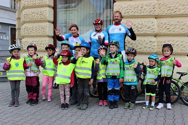 Tým Recyklojízdy dorazil na rakovnické Husovo náměstí asi hodinu po poledni. Podívat se k jejich stánku přišly krom ostatních také děti z MŠ Klicperova.