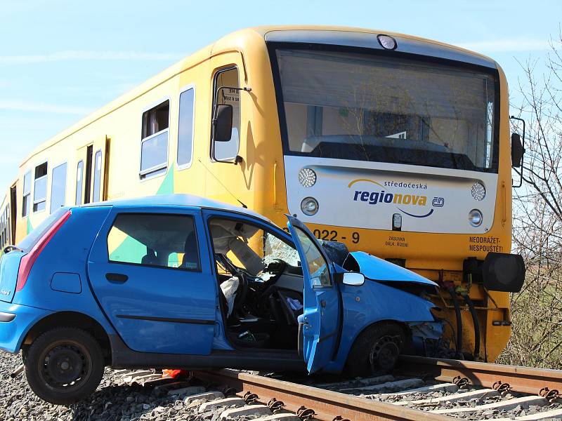 Na železničním přejezdu mezi obcemi Lužná a Lišany se střetl osobní automobil s vlakem.