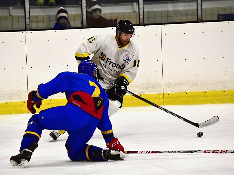 Hokejisté HC Rakovník porazili v prvním čtvrtfinálovém duelu Černošice 5:4.