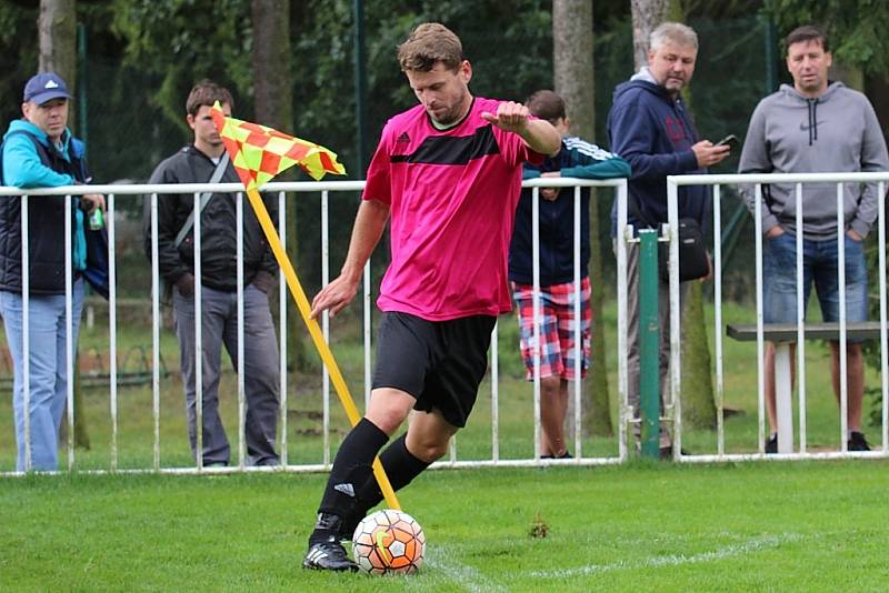 Tatran Rakovník (v růžovém) - SK Kladno 0:1. Petr Vecka umí obehrát i praporek