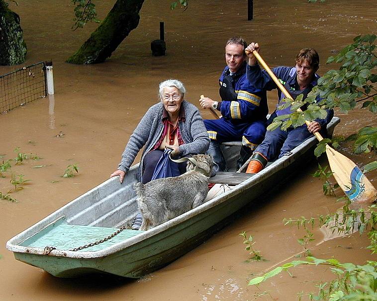 Dobrolníci a dobrovolní hasiči evakuovali staré lidi ze zatopených domů i s jejich mazlíčky.
