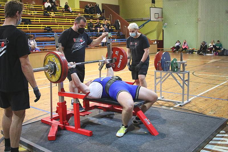 Z Mistrovství České republiky v benchpressu ve sportovní hale v Rakovníku.