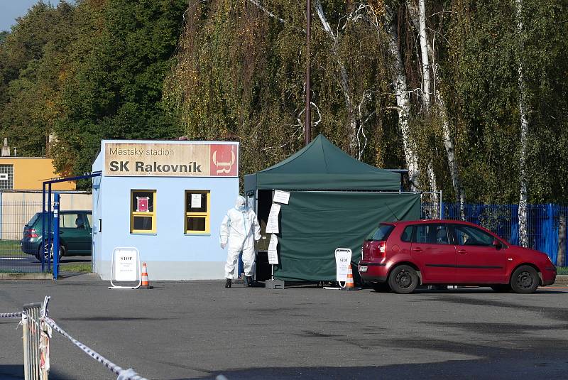 Volební drive-in místo na parkovišti u SK Rakovník.