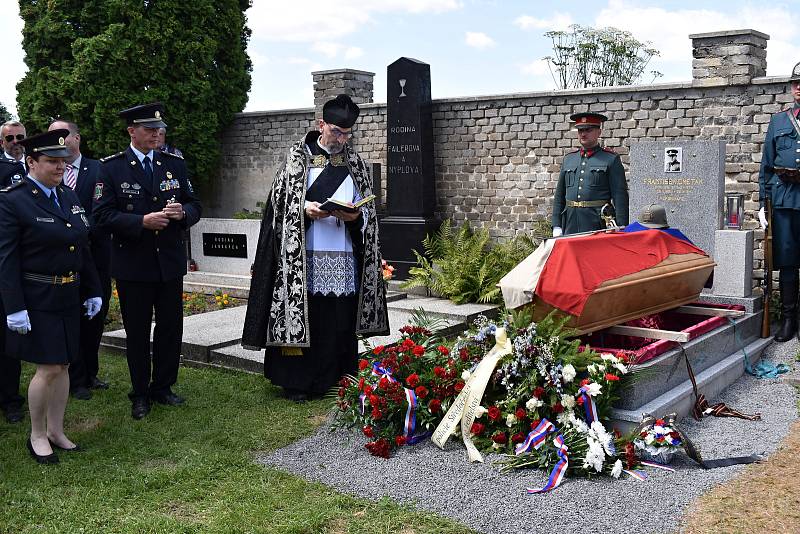 Znovuuložení ostatků strážmistra četnictva Františka Ometáka na mutějovickém hřbitově.