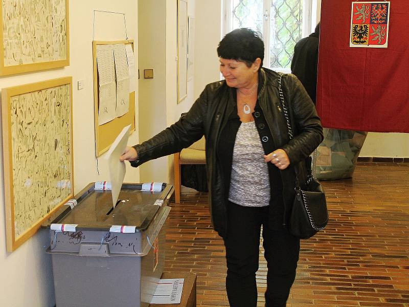 Komunální volby v sobotu. Volební místnost v Ragasově galerii v Rakovníku.