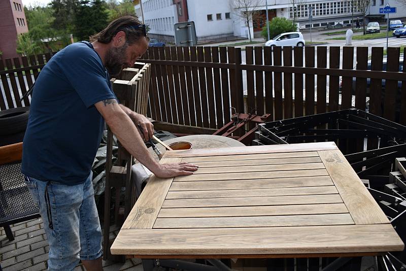 Provozní restaurace Na Střelnici Petr Mendík v plné přípravě na znovuotevření zahrádky.