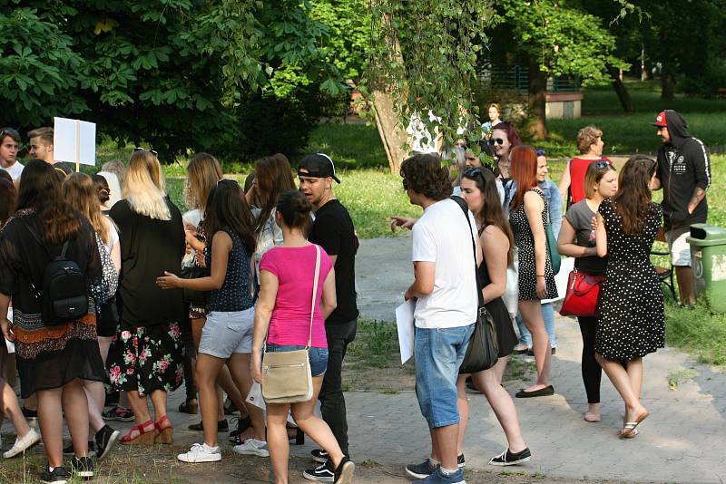 Studenti Masarykovy obchodní akademie v Rakovníku protestovali proti vedení školy.