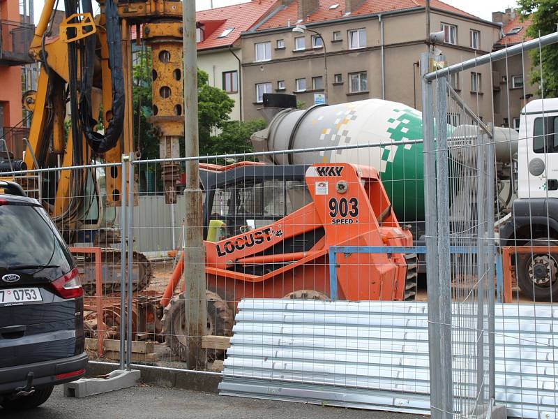 Vedle kulturního centra v Rakovníku se staví obytný dům Rezidence Na Sekyře.