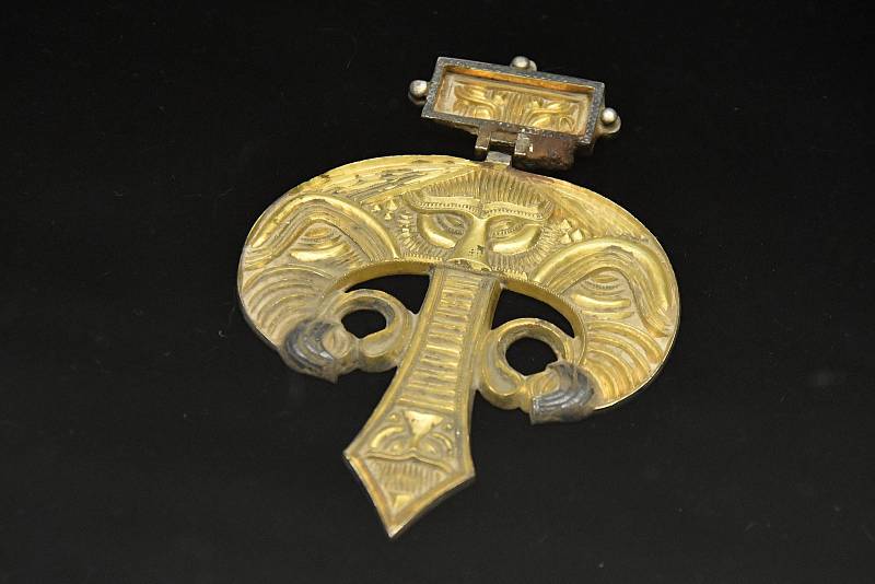 Nález luxusních šperků, které před více než 1500 lety musely být vyrobeny pro jednu z nejvýznamnějších osobností své doby, představilo ve čtvrtek na středočeském krajském úřadu v Praze Muzeum T. G. M. Rakovník.