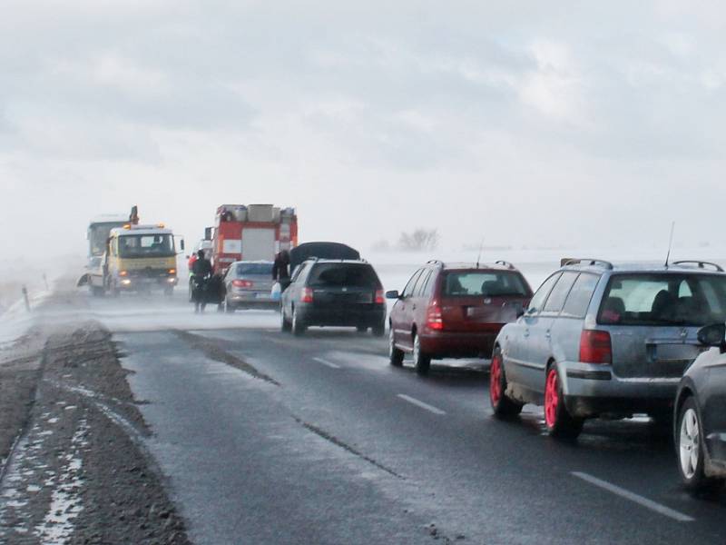 Neděle ráno: Dvě havárie na karlovarce