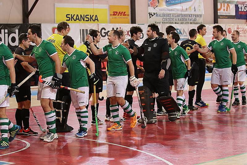 Rakovničtí pozemní hokejisté (v černém) vyhráli semifinále nad Bohemians Praha, poté zvládli i finálové střetnutí se Slavií Praha a stali se halovými mistry republiky.