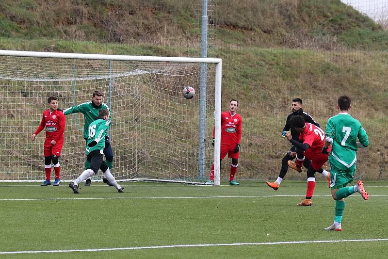 Tatran Rakovník (v zeleném) - FK Králův Dvůr 1:6. Domácí sice vedli, ale pak kraloval o soutěž výš hrající soupeř.