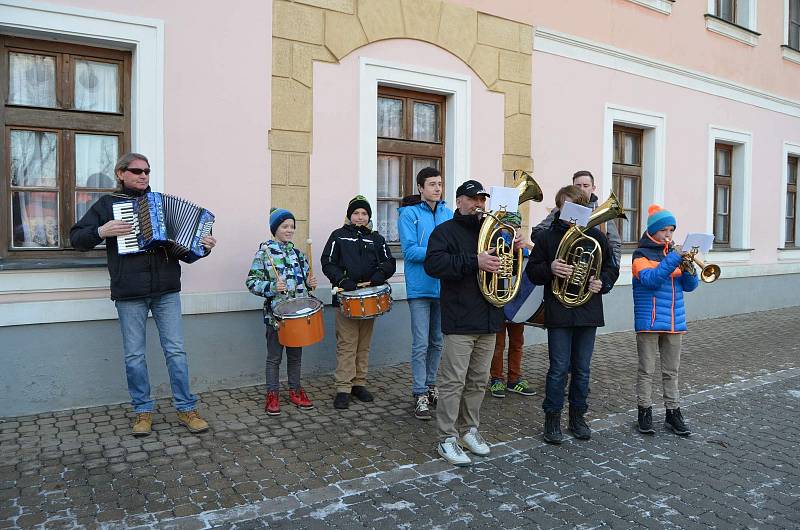 V Novém Strašecí se konal masopust už po dvacáté. Po skončení průvodu pokračoval program v Novostrašeckém kulturním centru, kde se uskutečnila i soutěž o nejlepší buchtu.